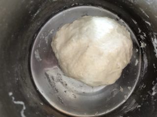 中种蜜豆牛奶馒头,揉匀成团盖保鲜膜冷藏发酵