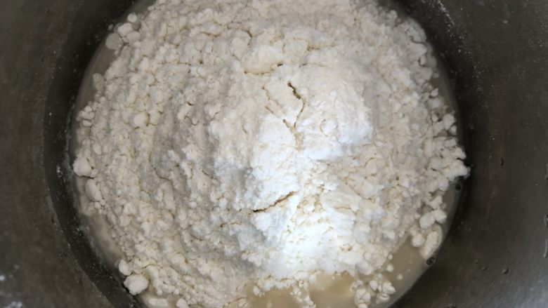 中种蜜豆牛奶馒头,中种面团材料混合