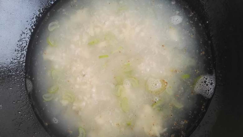 春天的味道+大自然的恩赐+榆钱疙瘩汤,倒入面疙瘩，用筷子搅匀，别粘锅底，加入盐调味。