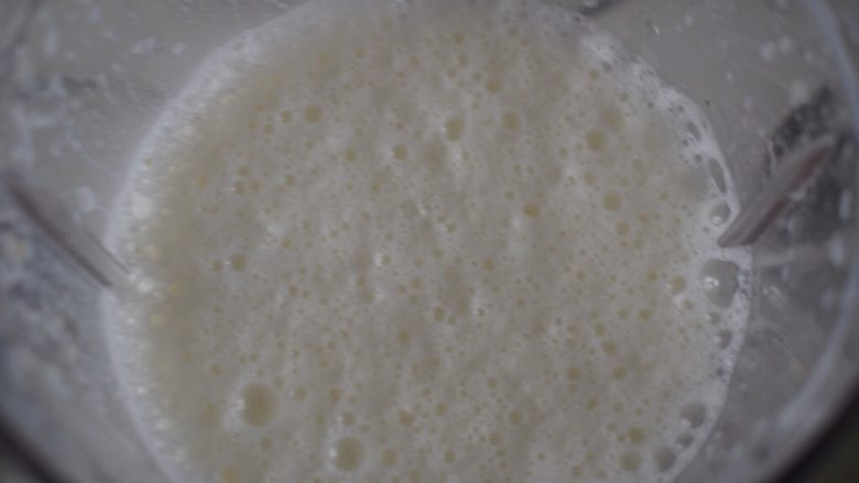 花生牛奶果饮,开始启动一档，搅打约10秒即可。