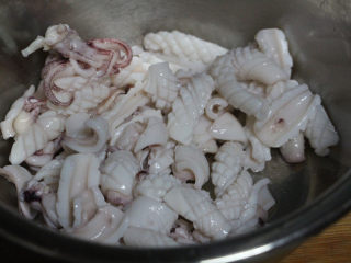 酱烧鱿鱼,烧一锅开水，放鱿鱼片下去烫几十秒，鱿鱼就能变成漂亮的卷状。