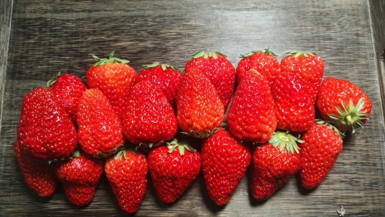 草莓酱,准备新鲜的<a style='color:red;display:inline-block;' href='/shicai/ 592'>草莓</a>。