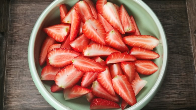 草莓酱,将草莓切成小块。