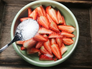 草莓酱,然后将白糖洒在草莓上，腌制一个小时。