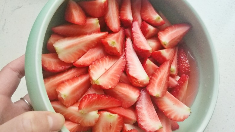 草莓酱,一个小时后可看见草莓汁流出。