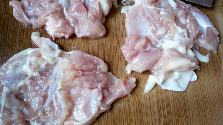 日式照烧鸡腿,用刀背在鸡腿肉上剁几下，更容易入味。