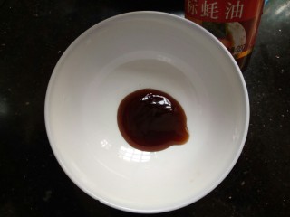 日式照烧鸡腿,准备调汁：取一个干净的碗，放入一勺蚝油。