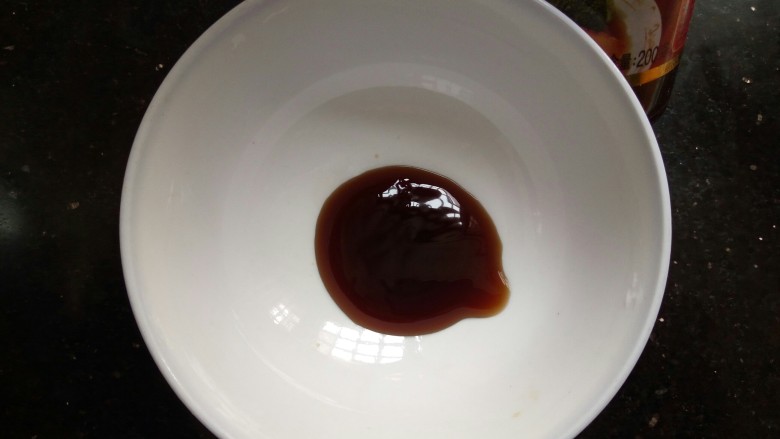 日式照烧鸡腿,准备调汁：取一个干净的碗，放入一勺<a style='color:red;display:inline-block;' href='/shicai/ 721'>蚝油</a>。
