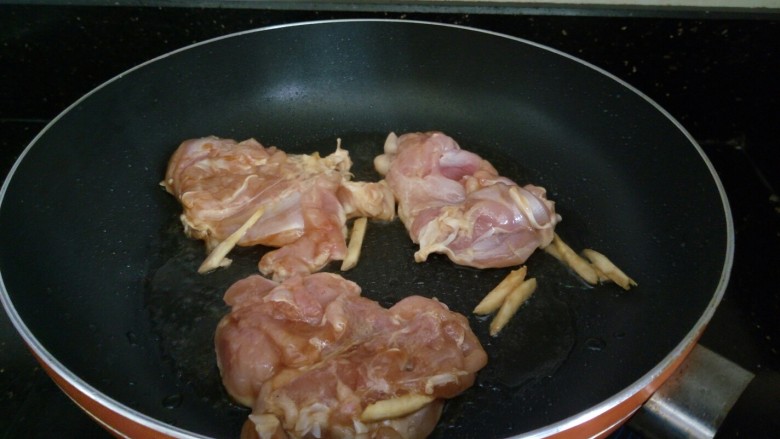 日式照烧鸡腿,平底锅加热，放点油姜丝炒香，将腌制好的鸡腿肉下锅煎，鸡皮的一面向下。
