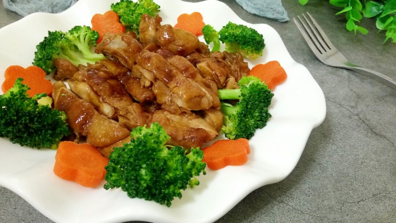 日式照烧鸡腿,切好的烧鸡腿摆盘，将焯熟的西兰花，胡萝卜一起摆盘就完成了。