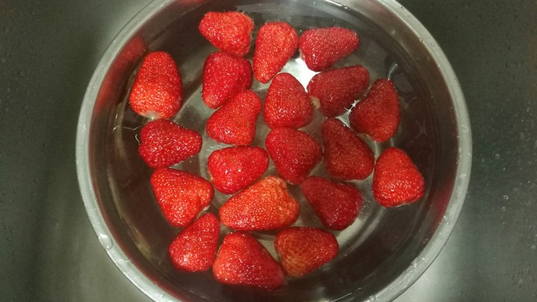 草莓酱,草莓去蒂后，用水清洗干净。