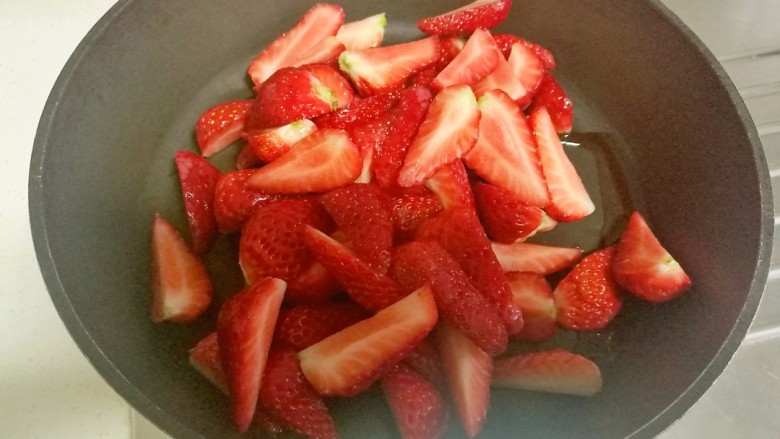 草莓酱,然后将草莓和汤汁一同倒入锅中。
