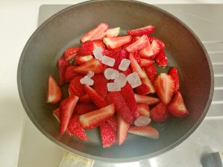 草莓酱,加入冰糖。