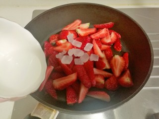 草莓酱,加入适量的清水，清水一点就可以了。