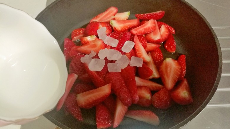草莓酱,加入适量的清水，清水一点就可以了。