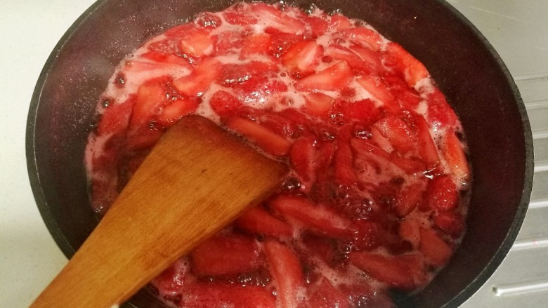 草莓酱,然后不停的搅拌直至黏稠。