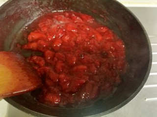 草莓酱,全程中小火熬制。