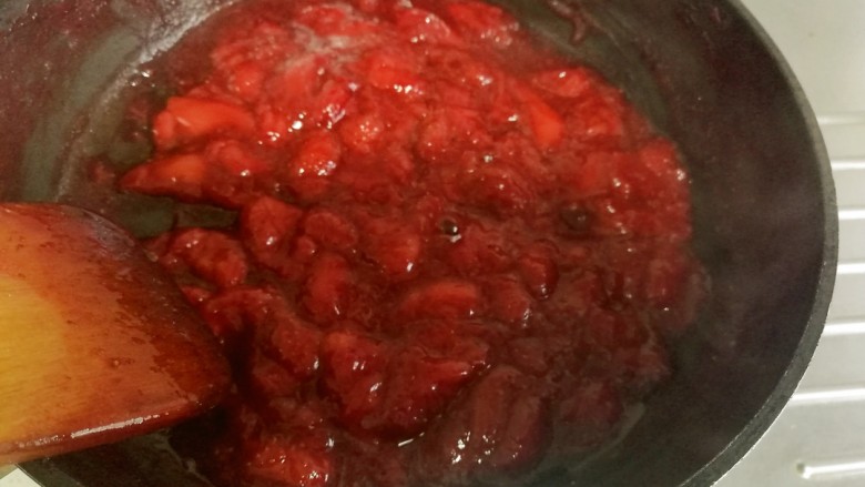 草莓酱,全程中小火熬制。