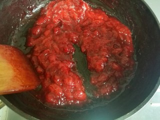 草莓酱,等到锅铲有阻力，铲子划过草莓酱，汤汁不会立刻融合，草莓酱就做好了。