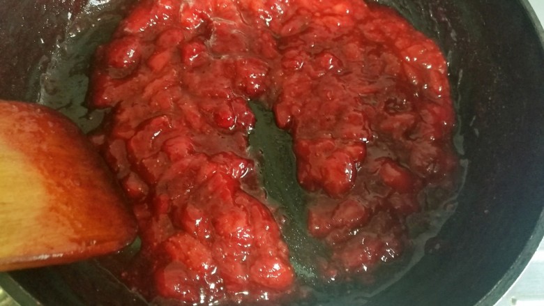 草莓酱,等到锅铲有阻力，铲子划过草莓酱，汤汁不会立刻融合，草莓酱就做好了。
