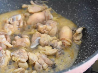仔姜鸡块，一道不输黄焖鸡的下饭菜,倒入料酒、生抽翻炒均匀。
