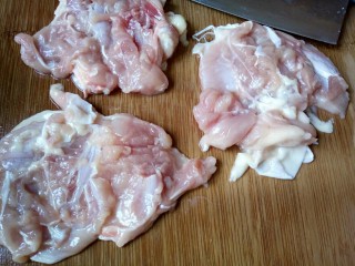 照烧鸡腿饭,然后用刀背在鸡腿肉上剁几下，让鸡腿的肉更容易入味。