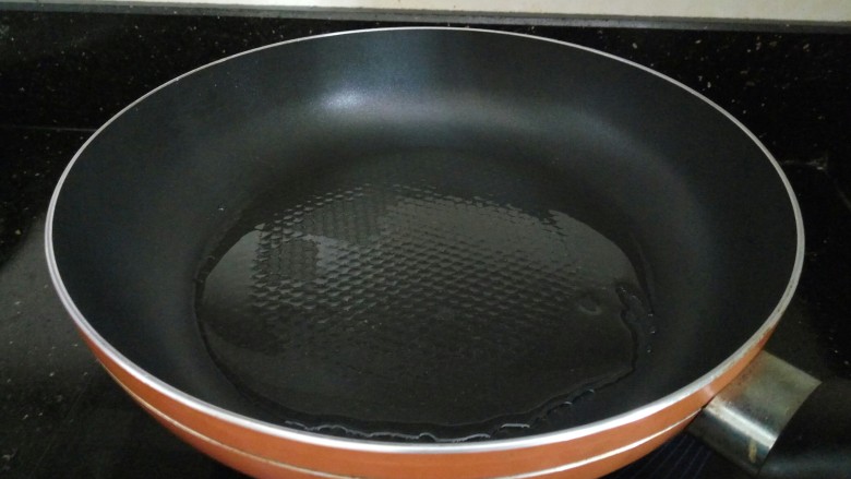 照烧鸡腿饭,平底锅放入食用油加热。