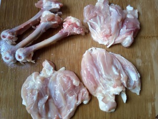 照烧鸡腿饭,1.先准备鸡腿3根，鸡腿解冻后，剔除鸡骨头。