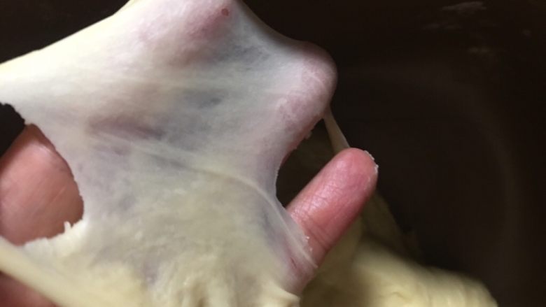 毛毛虫面包,揉面团能出手套膜、或能拉锯齿状边的洞。