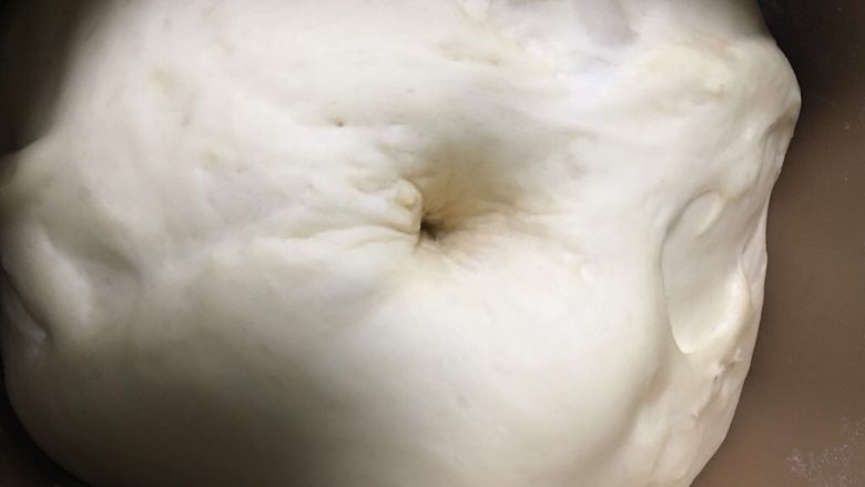 毛毛虫面包,面包机里密封直接一发，面包膨胀2倍左右，用手指轻轻戳一个洞不回缩，一发完成。