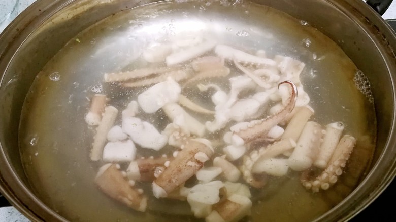 芥末西芹鱿鱼须,把鱿鱼须也倒入锅里，氽烫约3分钟，捞起备用。