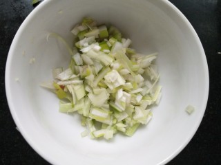 冬瓜丸子汤,葱和姜切碎备用。
