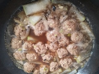 冬瓜丸子汤,肉丸都放入水中，盖锅煮五分钟。