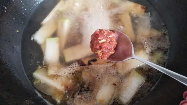 冬瓜丸子汤,炒制好冬瓜，放入两碗水，再用勺子挖出半勺一个的小肉丸。