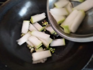 冬瓜丸子汤,热油锅，放入三分之一的葱沫爆香，再放入冬瓜。