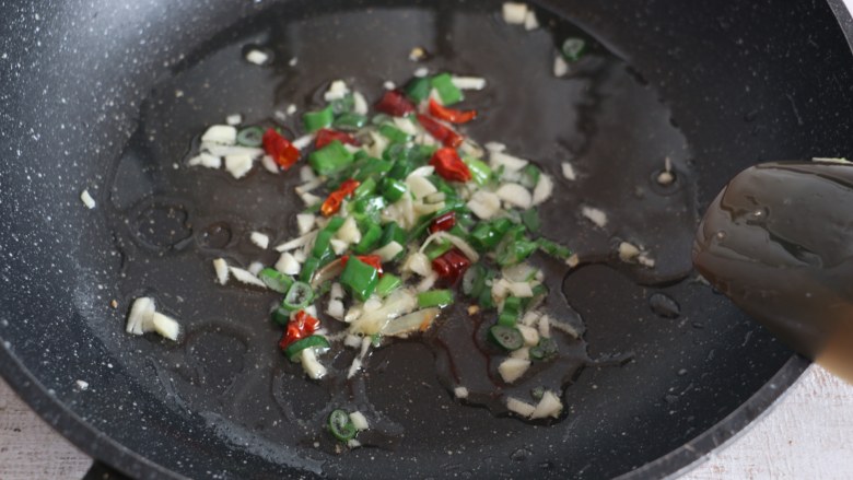 鱼香肉丝,锅内留底油，放入葱姜蒜、干辣椒，煸炒出香味。