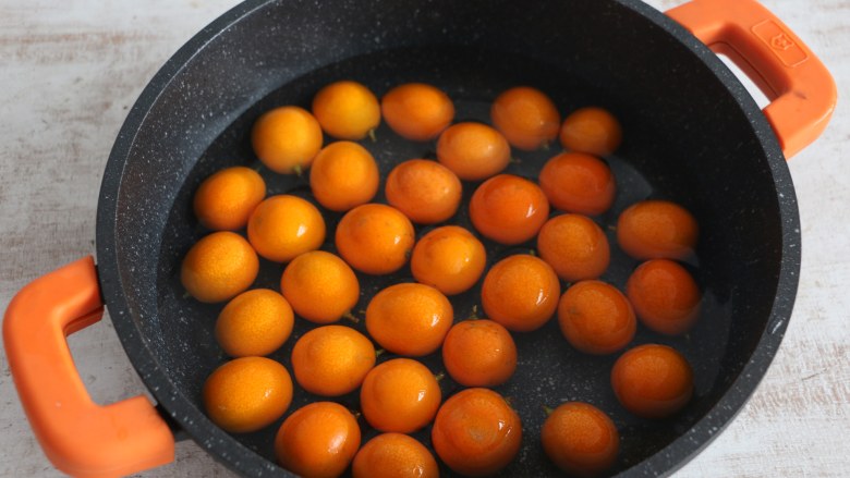 金桔酱,放入开水中煮2分钟，以去除橘子中的苦味。