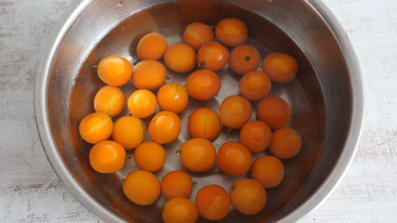 金桔酱,煮好的橘子捞出过凉水。