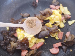 木耳火腿肠炒鸡蛋,半勺胡椒粉