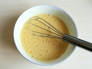 不一样的春卷（博山春卷）,然后打入鸡蛋，将水淀粉和蛋液混合搅打均匀。
