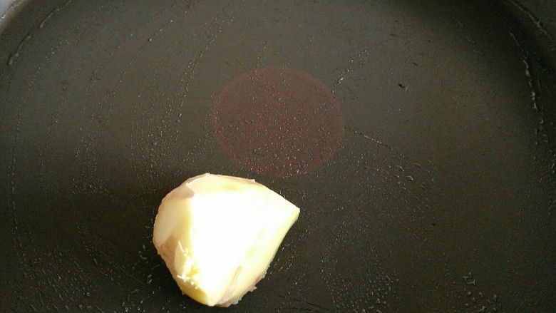 不一样的春卷（博山春卷）,摊蛋皮时锅里的油不能多了，不要直接往锅里倒油，容易倒多了。可以用一块生姜沾点油，将整个锅底擦一下就可以了。