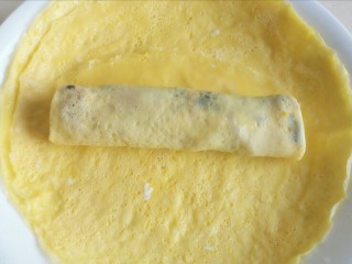 不一样的春卷（博山春卷）,卷到边上时，抹一点摊蛋皮时残留的蛋液在上面粘住口。