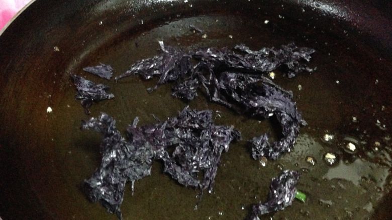 彩色饭团,
原锅小火放入紫菜烤酥脆