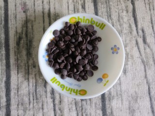 巧克力咖啡布丁,先准备黑巧克力豆