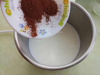 巧克力咖啡布丁,加热牛奶，放可可粉