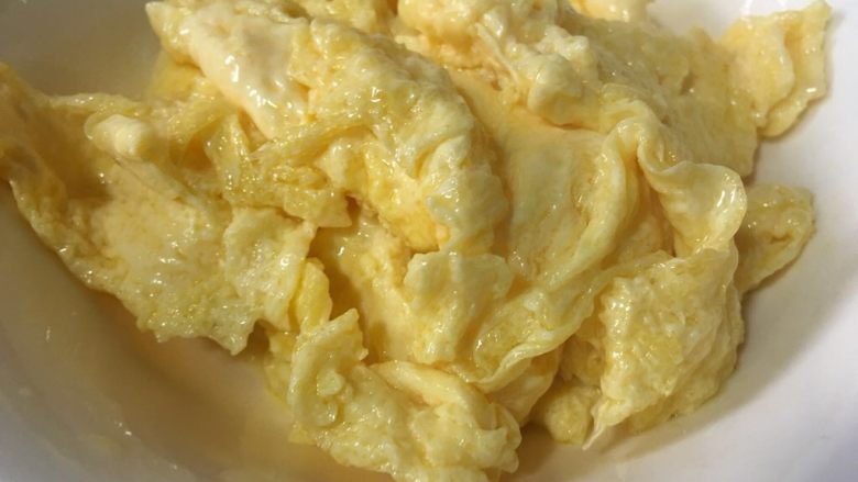 鸡蛋炒韭黄,鸡蛋盛出来，很嫩的鸡蛋
