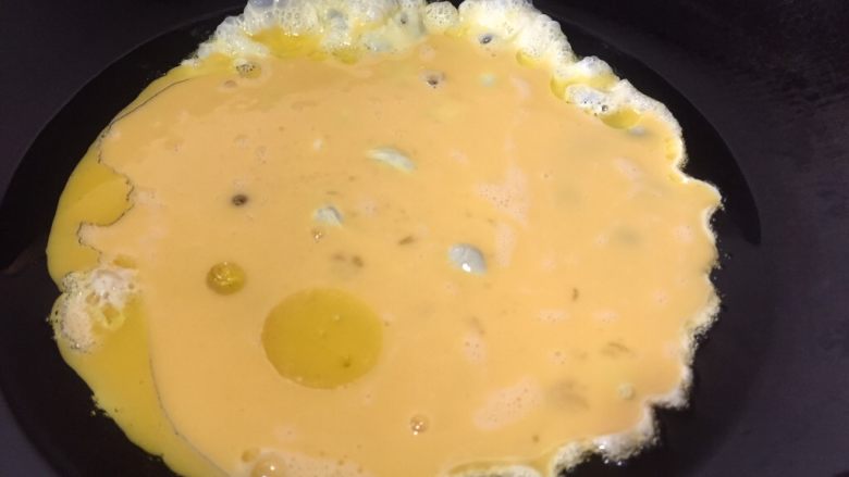 鸡蛋炒韭黄,油热倒入鸡蛋液