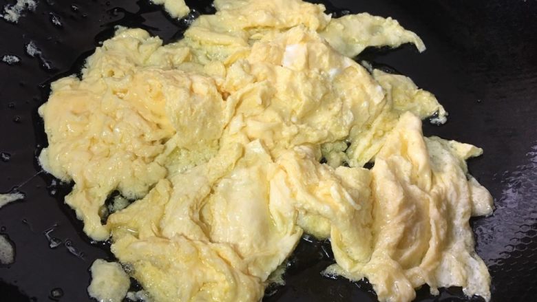 鸡蛋炒韭黄,快速滑散蛋液，不要炒老了