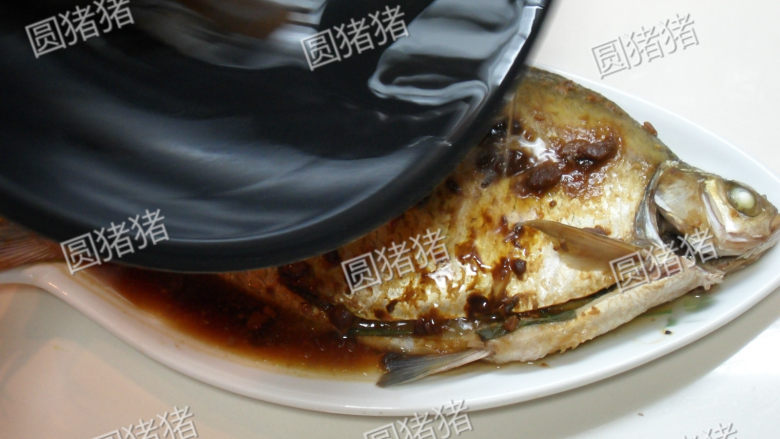 黄豆酱蒸鱼——简单又好味,.蒸好的鱼，在表面淋上1小匙烧热的油。
