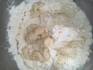 中种蜜豆牛奶馒头,加入中种面团一起揉面，揉成光滑的面团